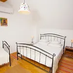 Family Friendly House With A Parking Space Gornji - Podpec, Makarska - 6915 Vikendica Tucepi