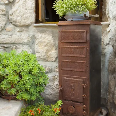 Family Friendly House With A Parking Space Gornji - Podpec, Makarska - 6915 Vikendica Tucepi